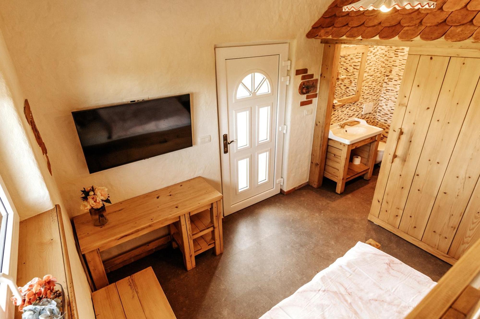 Hotel Gostilnica Orle - Sleeping In The Tower Škofljica Esterno foto