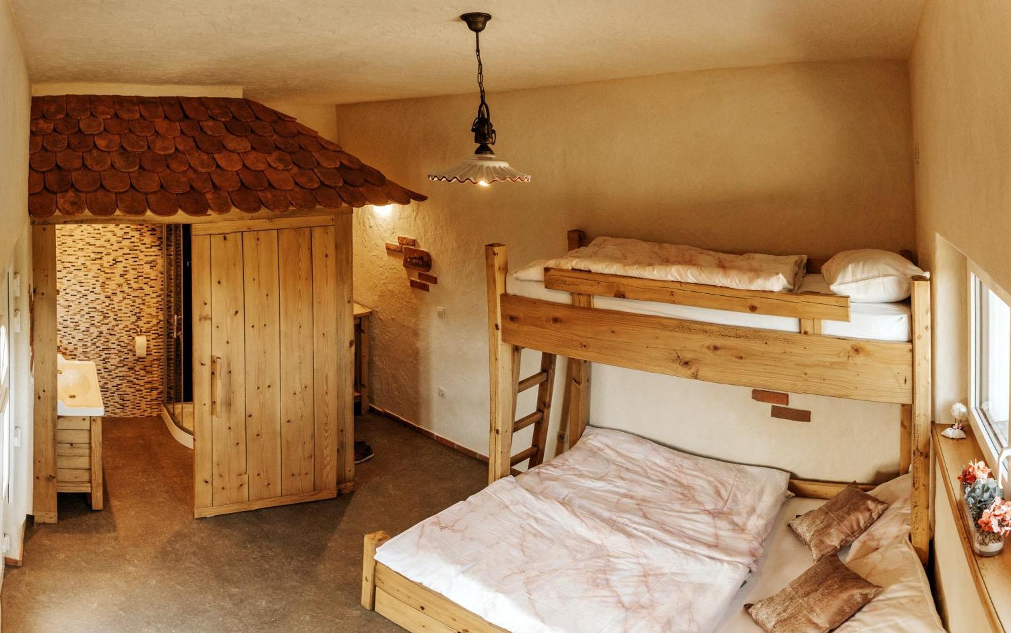 Hotel Gostilnica Orle - Sleeping In The Tower Škofljica Esterno foto